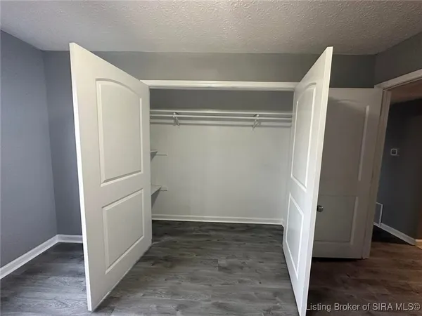 $800 | 270 North School Street, Pekin, IN 47165