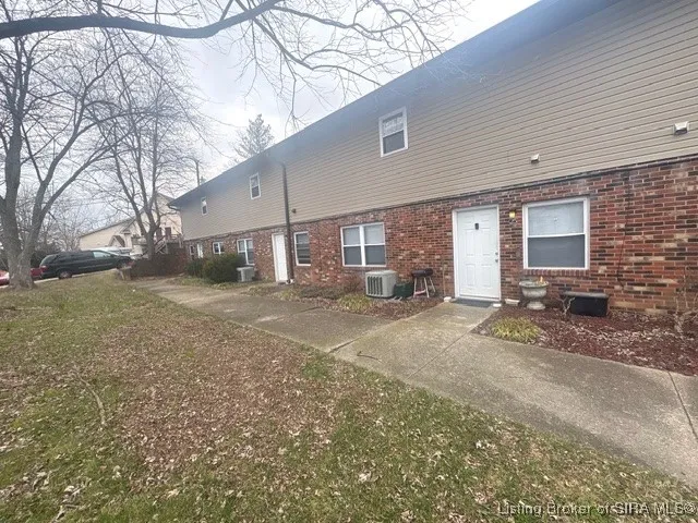 $750 | 270 North School Street, Pekin, IN 47165