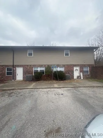 $800 | 270 North School Street, Pekin, IN 47165