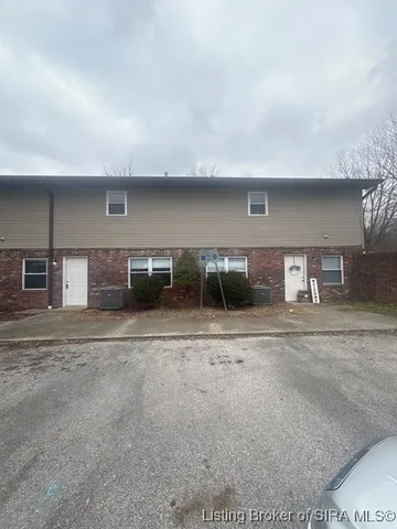 $750 | 270 North School Street, Pekin, IN 47165