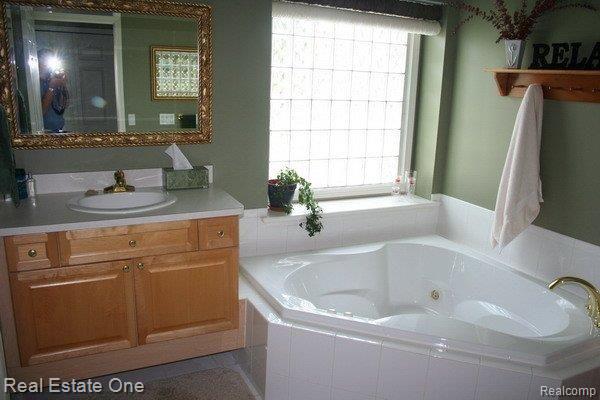 1922 Blue Grass Drive Rochester, MI 48306 - Photo 6 of 8 master bath jetted tub
