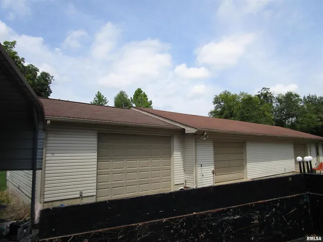 $284,000 | 1253 County Road 800 East, Carmi, IL 62821