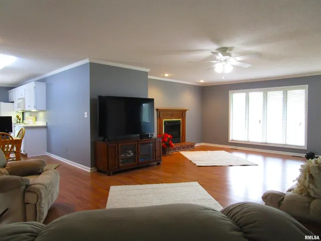 $284,000 | 1253 County Road 800 East, Carmi, IL 62821