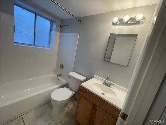 $850 | 253 Chambers Road, Unit A, St. Louis, MO 63137