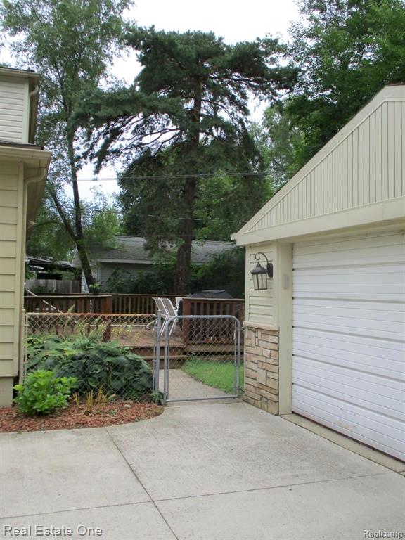 3195 Hessel Avenue Rochester Hills, MI 48307 - Photo 3 of 36