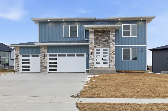 $975,000 | 6589 Blackbird Lane, Bettendorf, IA 52722