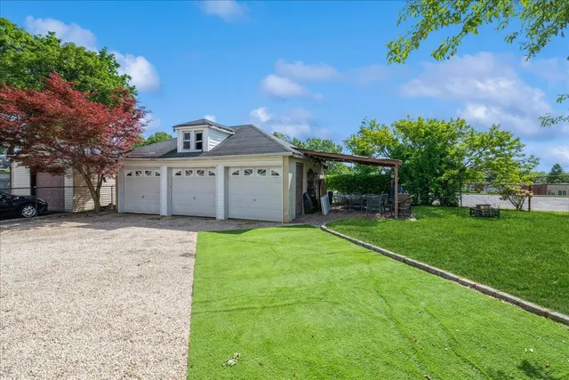 a view of a house with backyard and garden