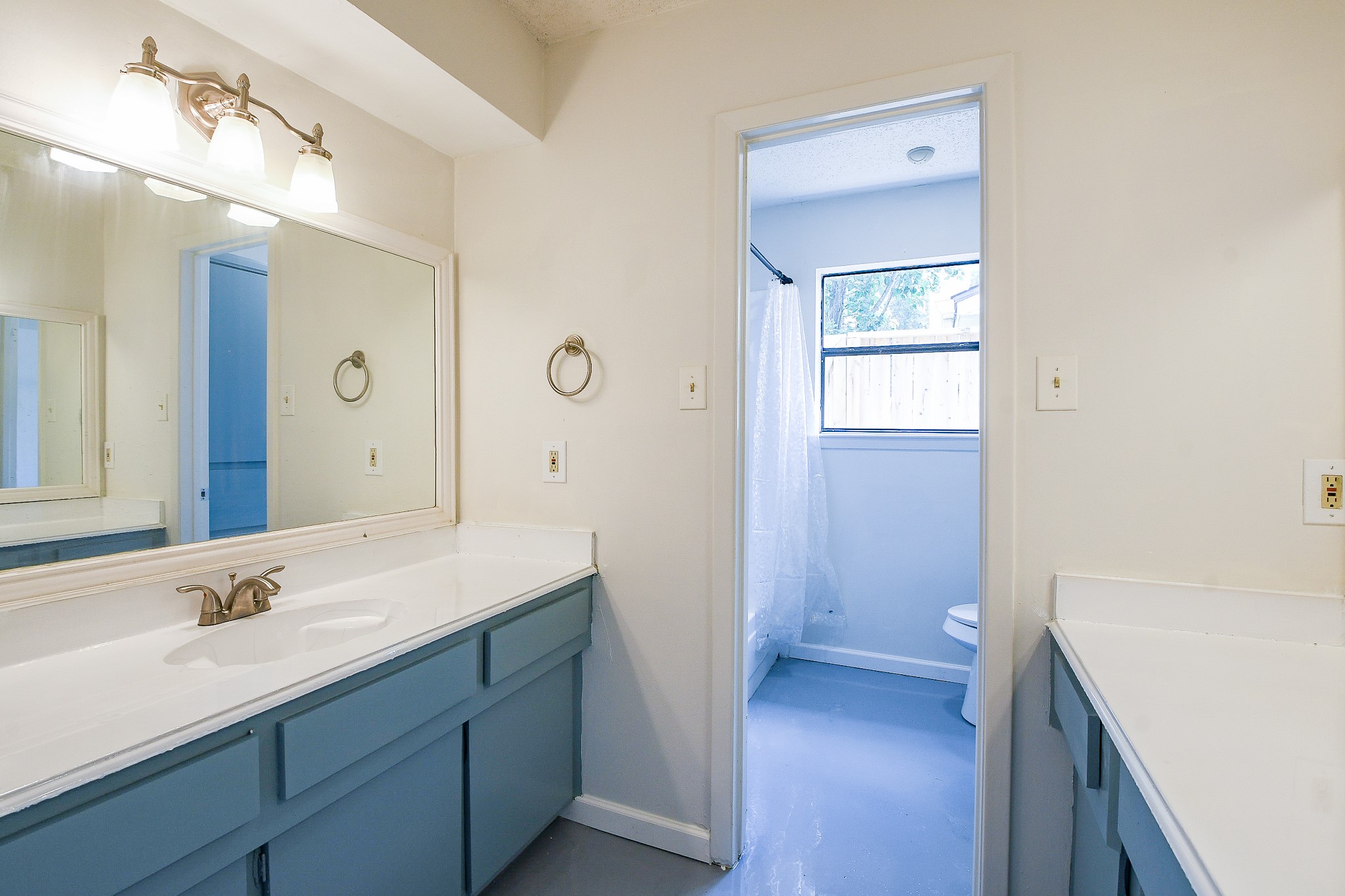 19522 Dianeshire Drive Spring, TX 77388 - Photo 22 of 32 Guest Bath