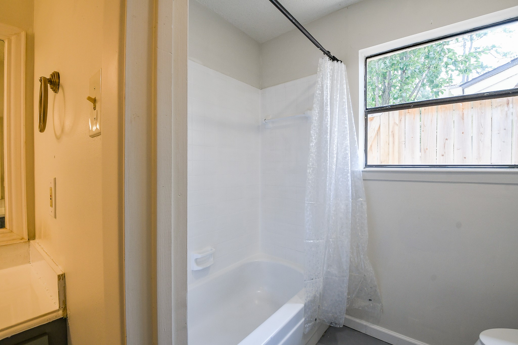 19522 Dianeshire Drive Spring, TX 77388 - Photo 23 of 32 Guest Bath