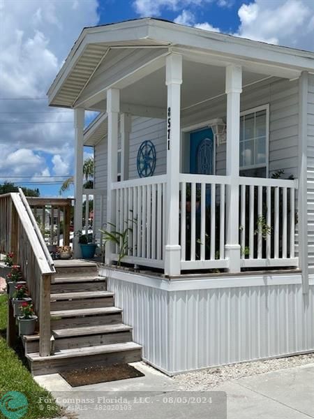 Park City Davie, FL 33324 - Photo 5 of 22 a view of a house with wooden fence