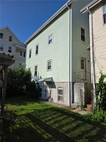 $1,500 | 230 Washington Street, Unit 3, Central Falls, RI 02863