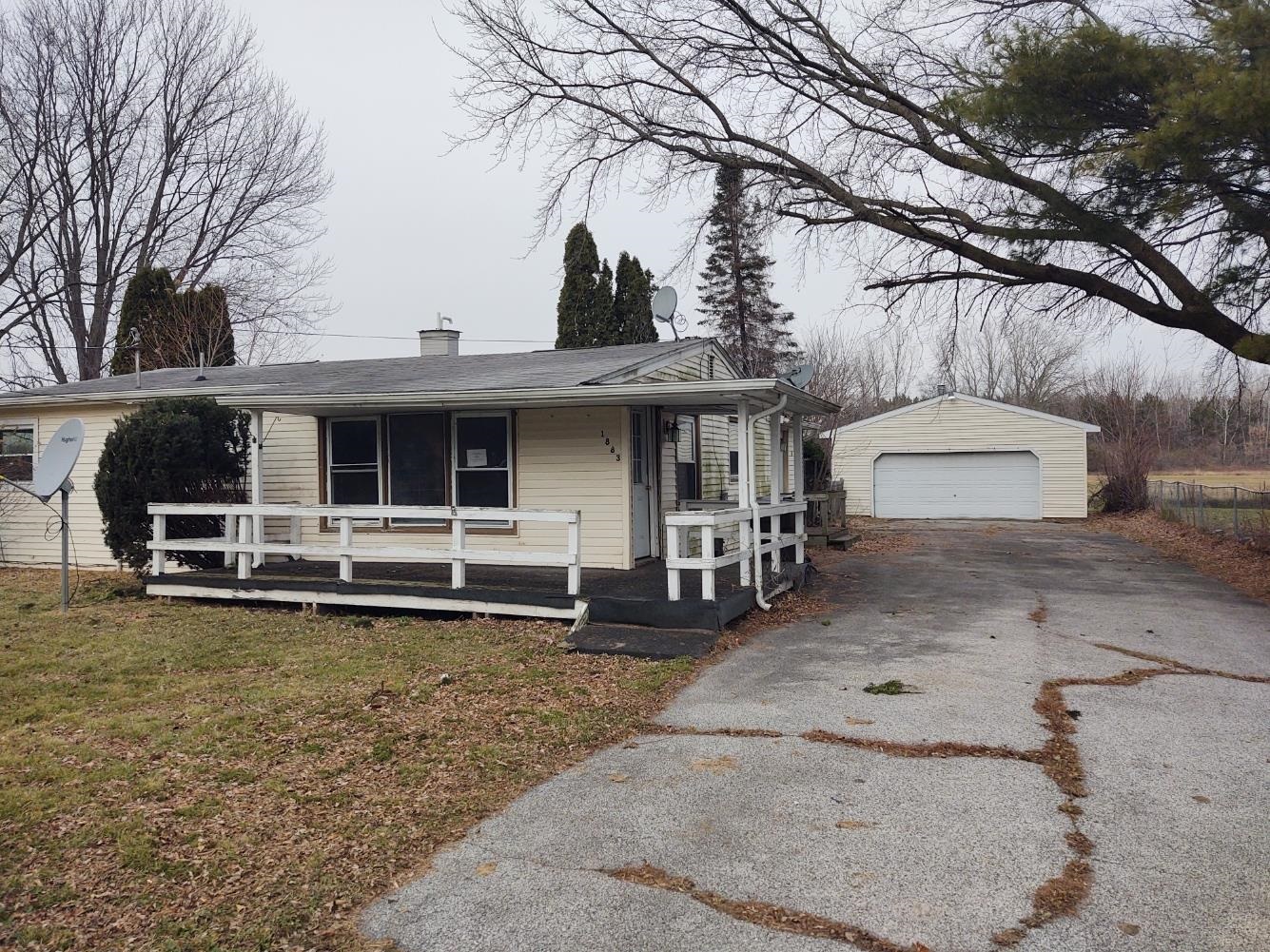 1883 East Parish Road Kawkawlin, MI 48631 - Photo 2 of 12