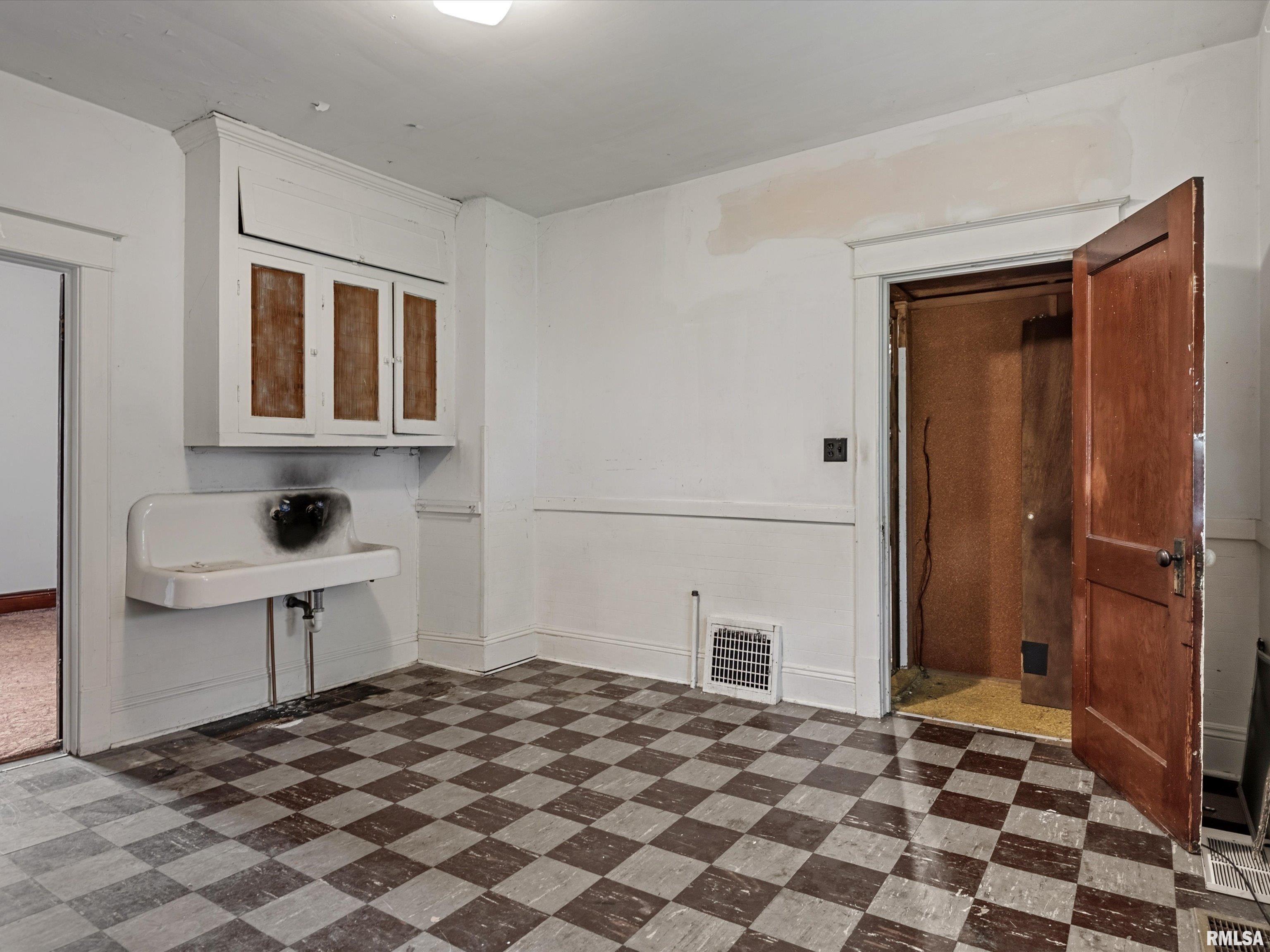 621 Wood Avenue Springfield, IL 62702 - Photo 8 of 21