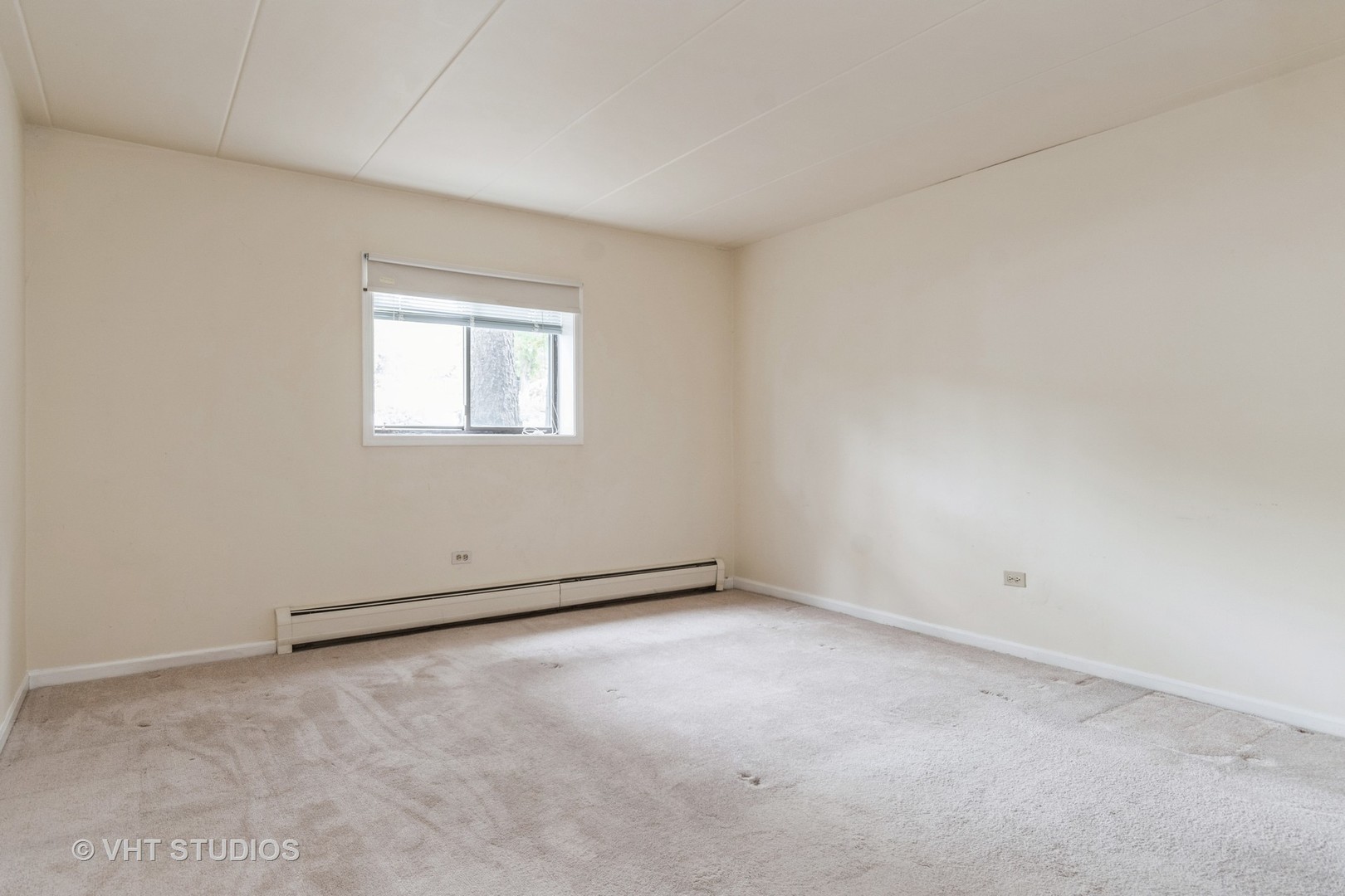 214 East Bailey Road, Unit B Naperville, IL 60565 - Photo 7 of 10 an empty room with a window