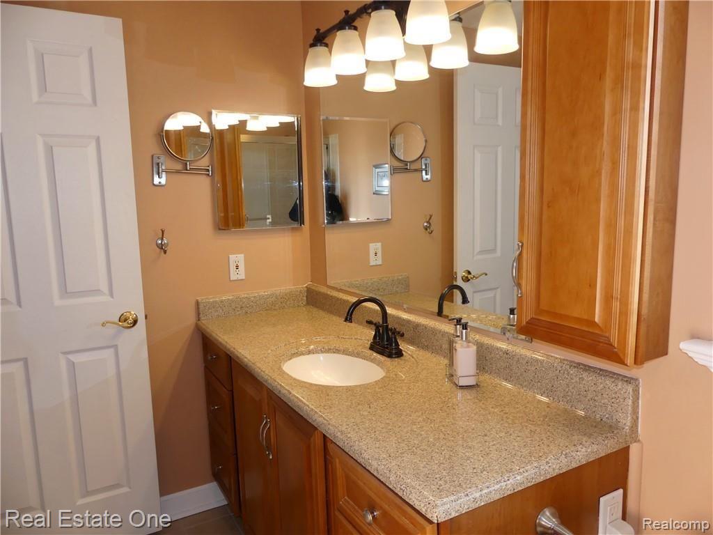 45119 Lemont Road Canton, MI 48187 - Photo 25 of 38 Full bath view 3