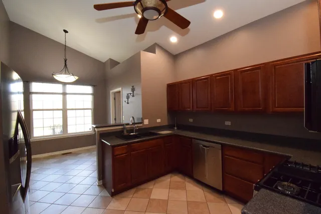 $349,900 | 600 Countryfield Lane, Elgin, IL 60120