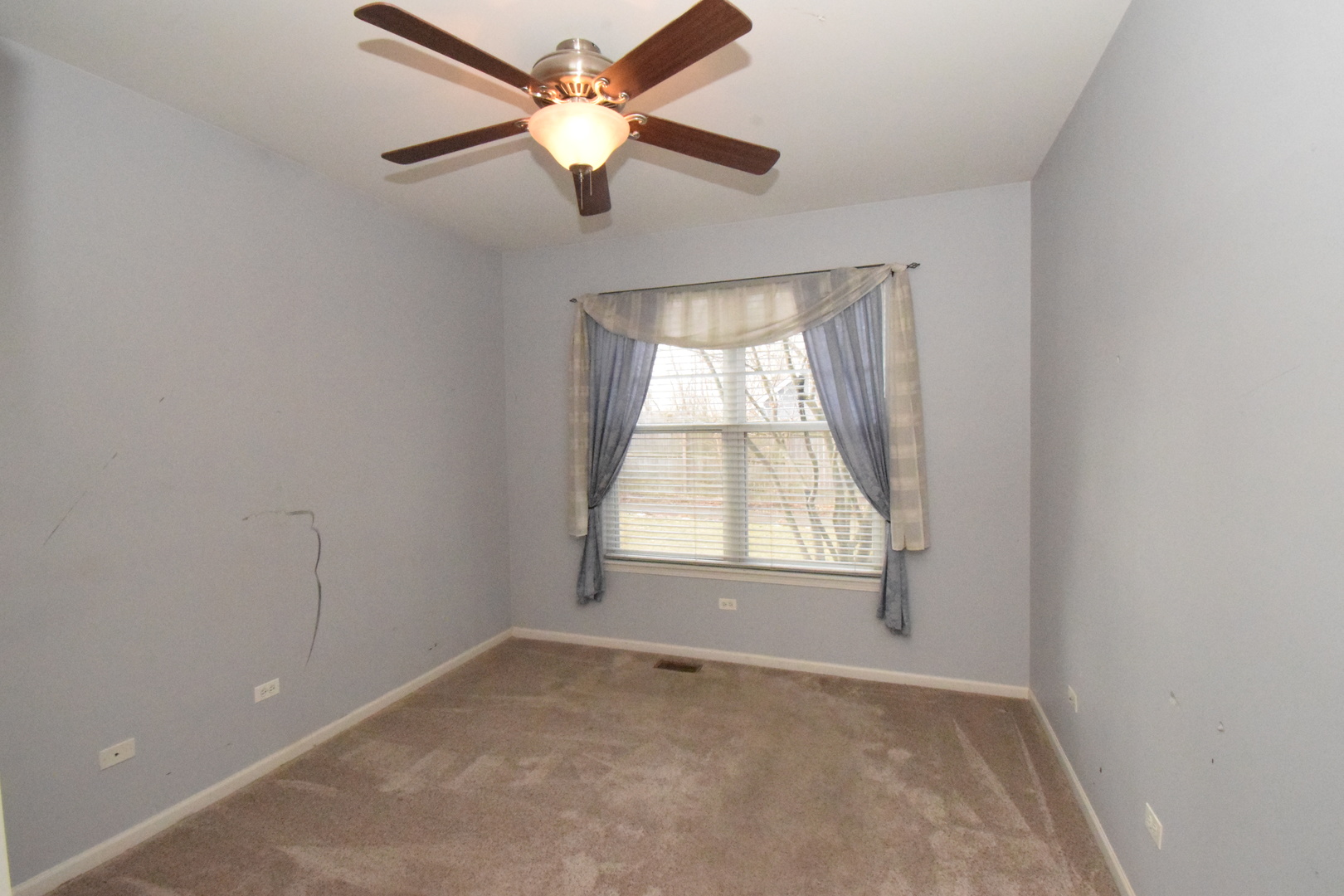 600 Countryfield Lane Elgin, IL 60120 - Photo 18 of 31 an empty room with windows and fan