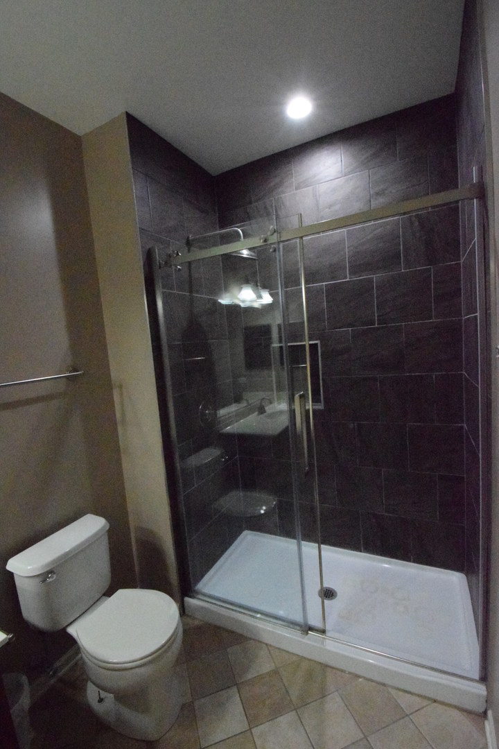 600 Countryfield Lane Elgin, IL 60120 - Photo 20 of 31 a bathroom with a toilet and a shower