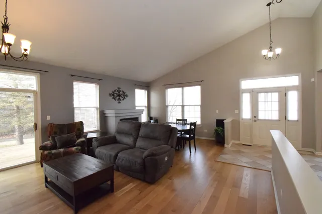 $349,900 | 600 Countryfield Lane, Elgin, IL 60120