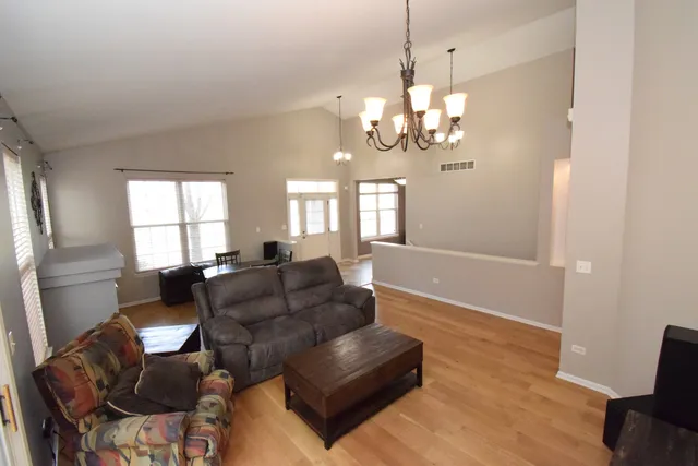 $349,900 | 600 Countryfield Lane, Elgin, IL 60120