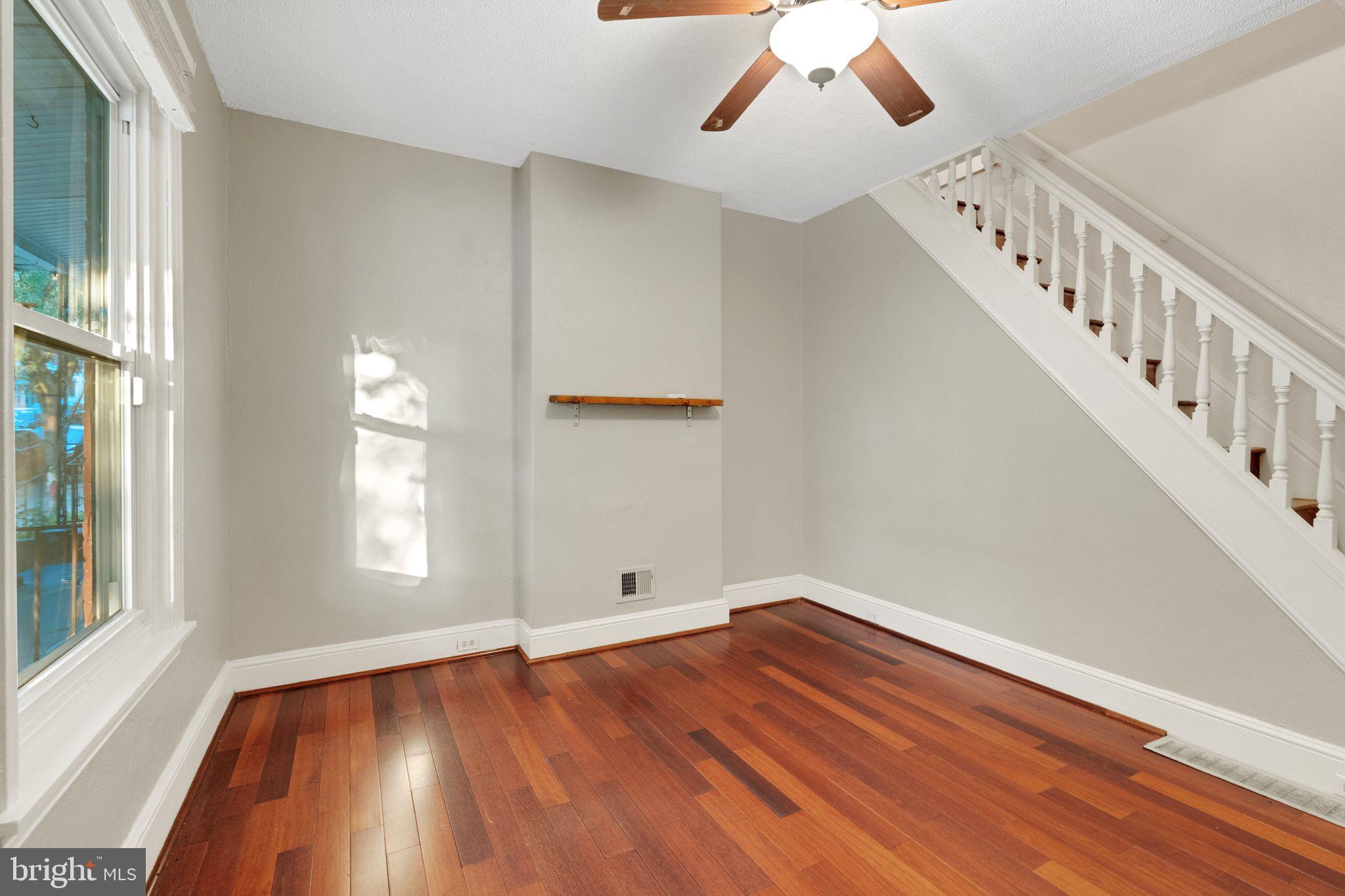 459 Ripka Street Philadelphia, PA 19128 - Photo 8 of 42 Living Room
