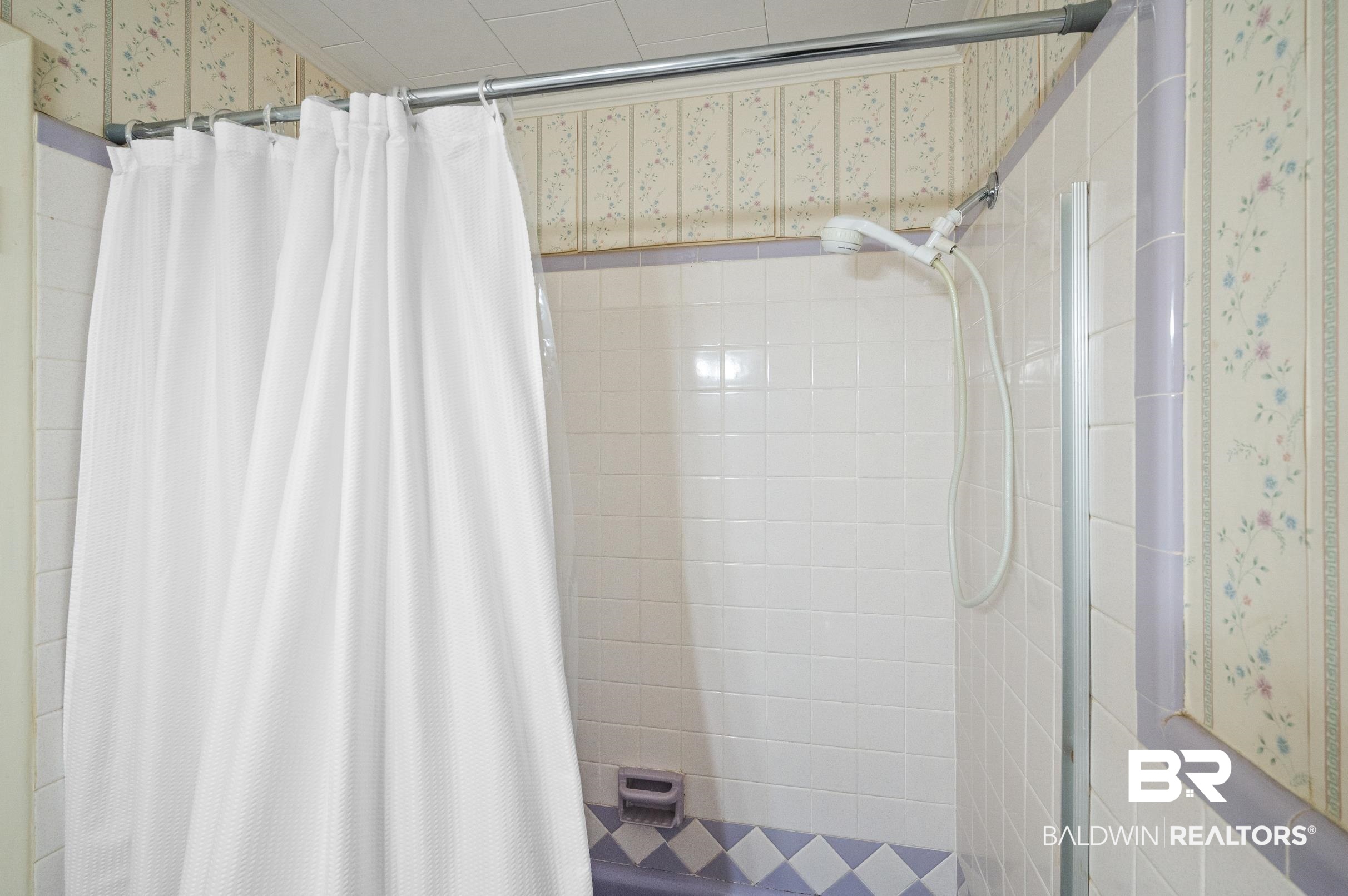 15600 Fackler Road Loxley, AL 36551 - Photo 22 of 51 Bathroom featuring curtained shower