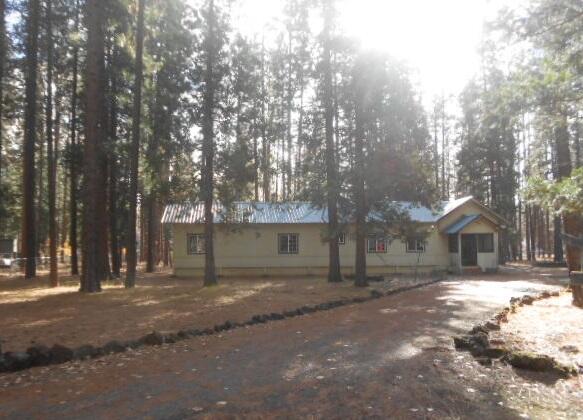 a view of a yard with a house