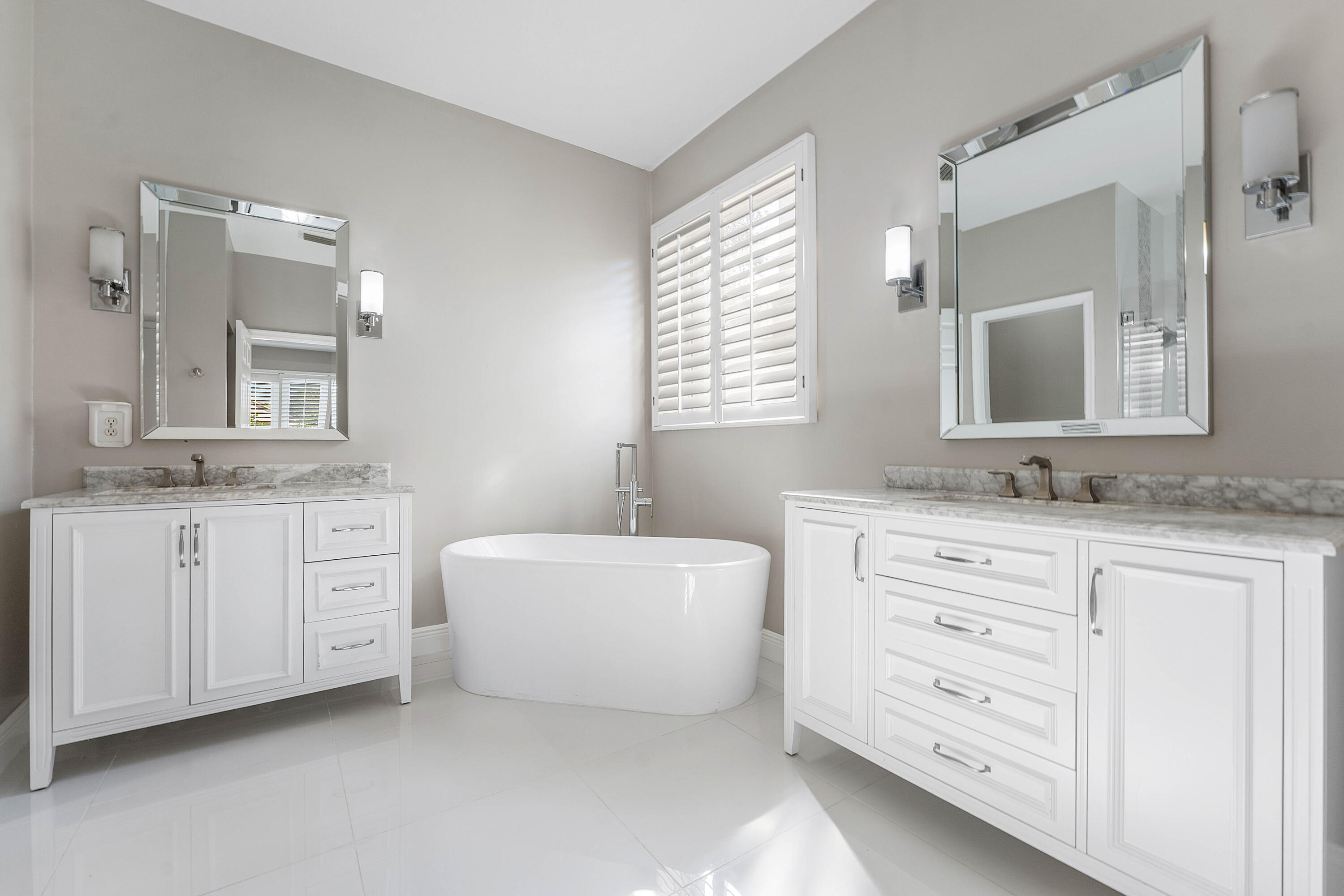 121 Palm Circle Lake Worth, FL 33462 - Photo 23 of 63 022-121PalmCircle-Atlantis-FL-33462-FULL