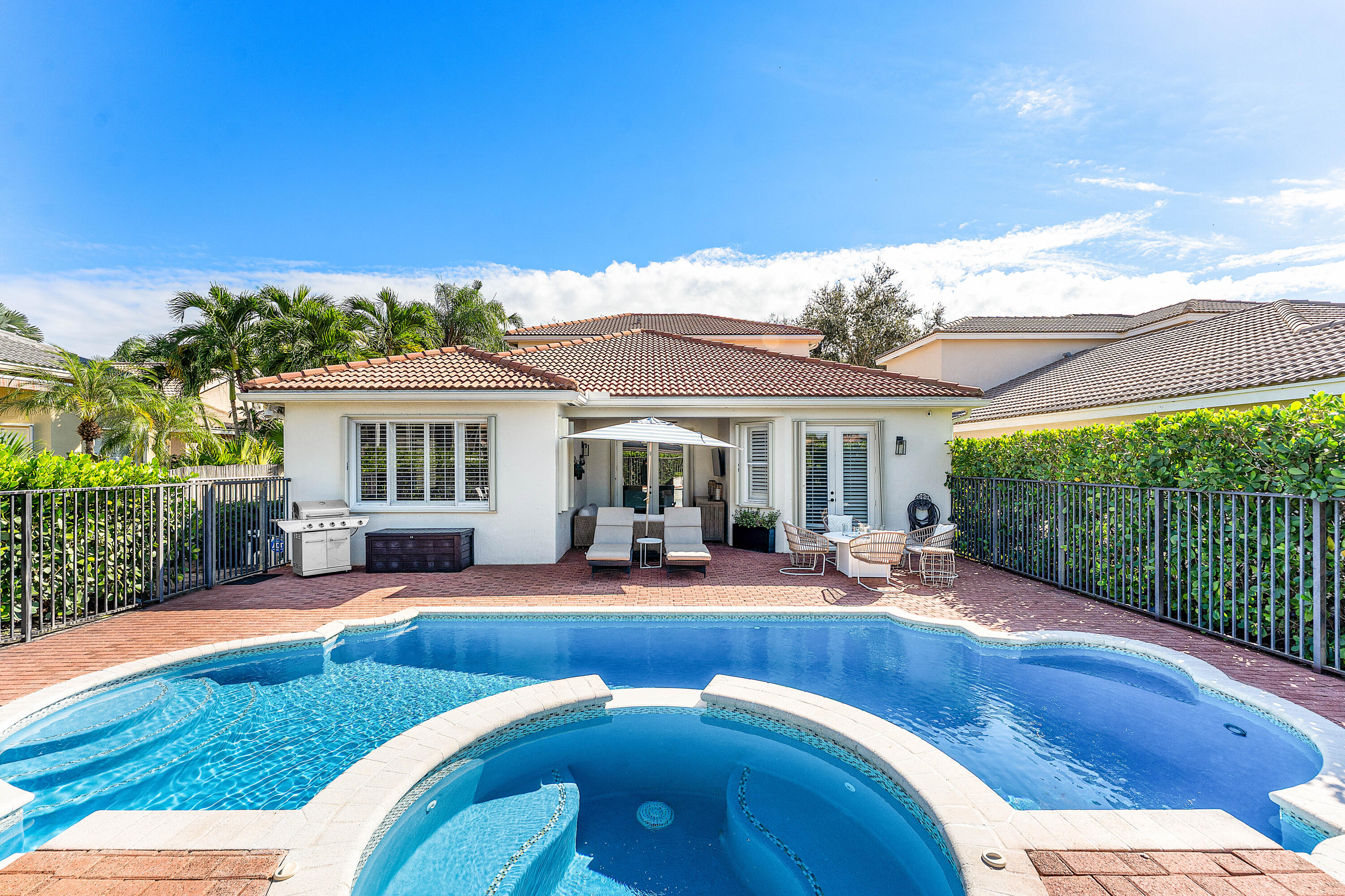 121 Palm Circle Lake Worth, FL 33462 - Photo 39 of 63 a view of a house with swimming pool and sitting area