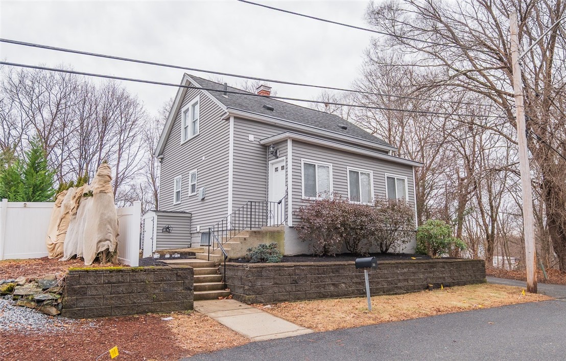 21 A Street Cumberland, RI 02864 - Photo 3 of 23