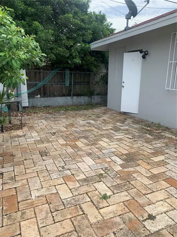 $1,250 | 821 Southwest 29th Court, Unit 3, Miami, FL 33135