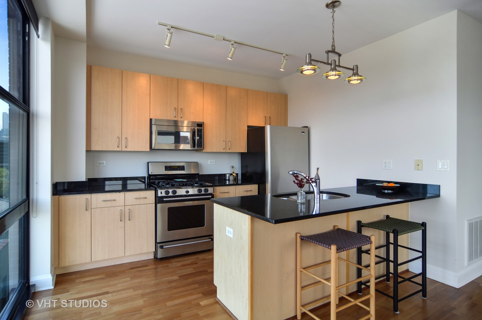 1260 West Washington Boulevard, Unit 508 Chicago, IL 60607 - Photo 5 of 10 a kitchen with stainless steel appliances a stove refrigerator and microwave