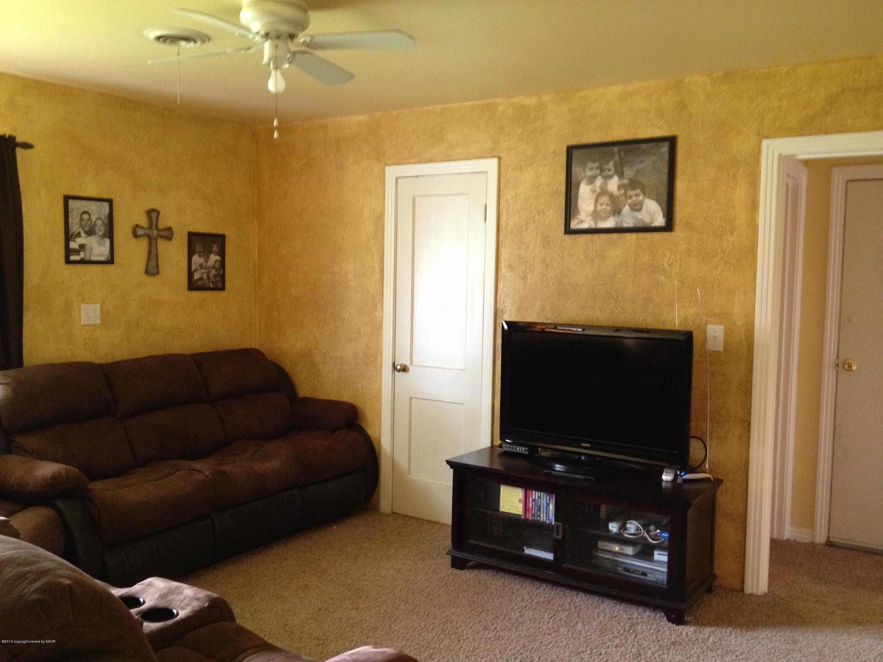4305 South Lipscomb Street Amarillo, TX 79110 - Photo 4 of 18 a living room with furniture and a flat screen tv
