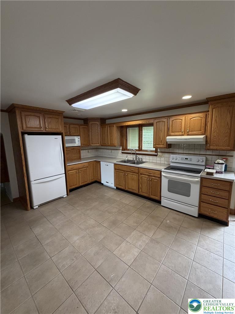 5391 Chapmans Road, Unit 2 Orefield, PA 18069 - Photo 4 of 22 Functional kitchen with ample cabinetry and all essential appliances for everyday living.