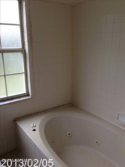 832 Worth Road Jacksonville, FL 32259 - Photo 13 of 27 an empty room with a window
