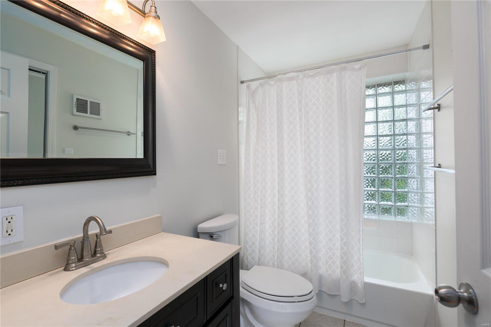 27 Waverton Drive Ladue, MO 63124 - Photo 12 of 26