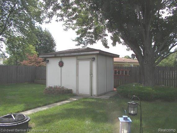 43053 Avon Road Canton, MI 48187 - Photo 34 of 36 privacy fence