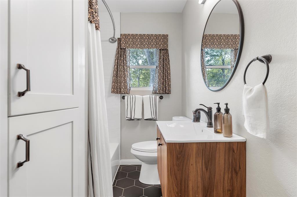 4229 Fort Avenue Waco, TX 76710 - Photo 25 of 40 a bathroom with a sink toilet and a mirror