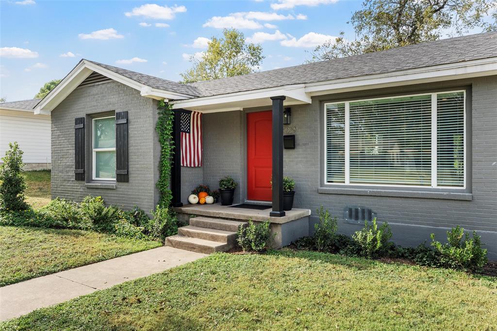 4229 Fort Avenue Waco, TX 76710 - Photo 3 of 40 a front view of a house with garden