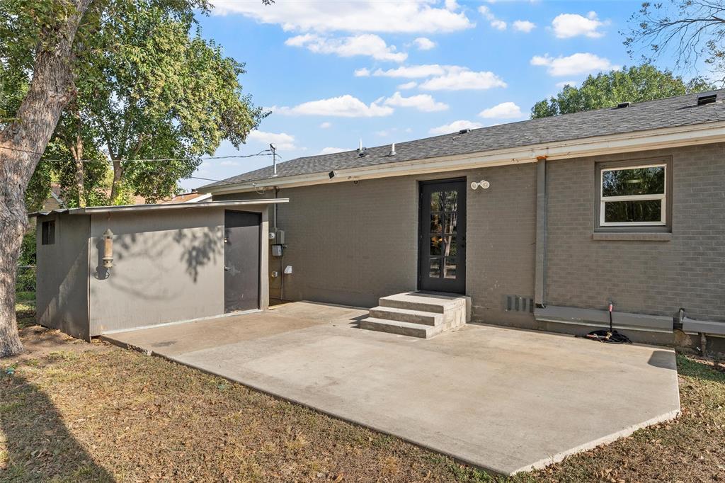 4229 Fort Avenue Waco, TX 76710 - Photo 33 of 40 a front view of a house with a garage