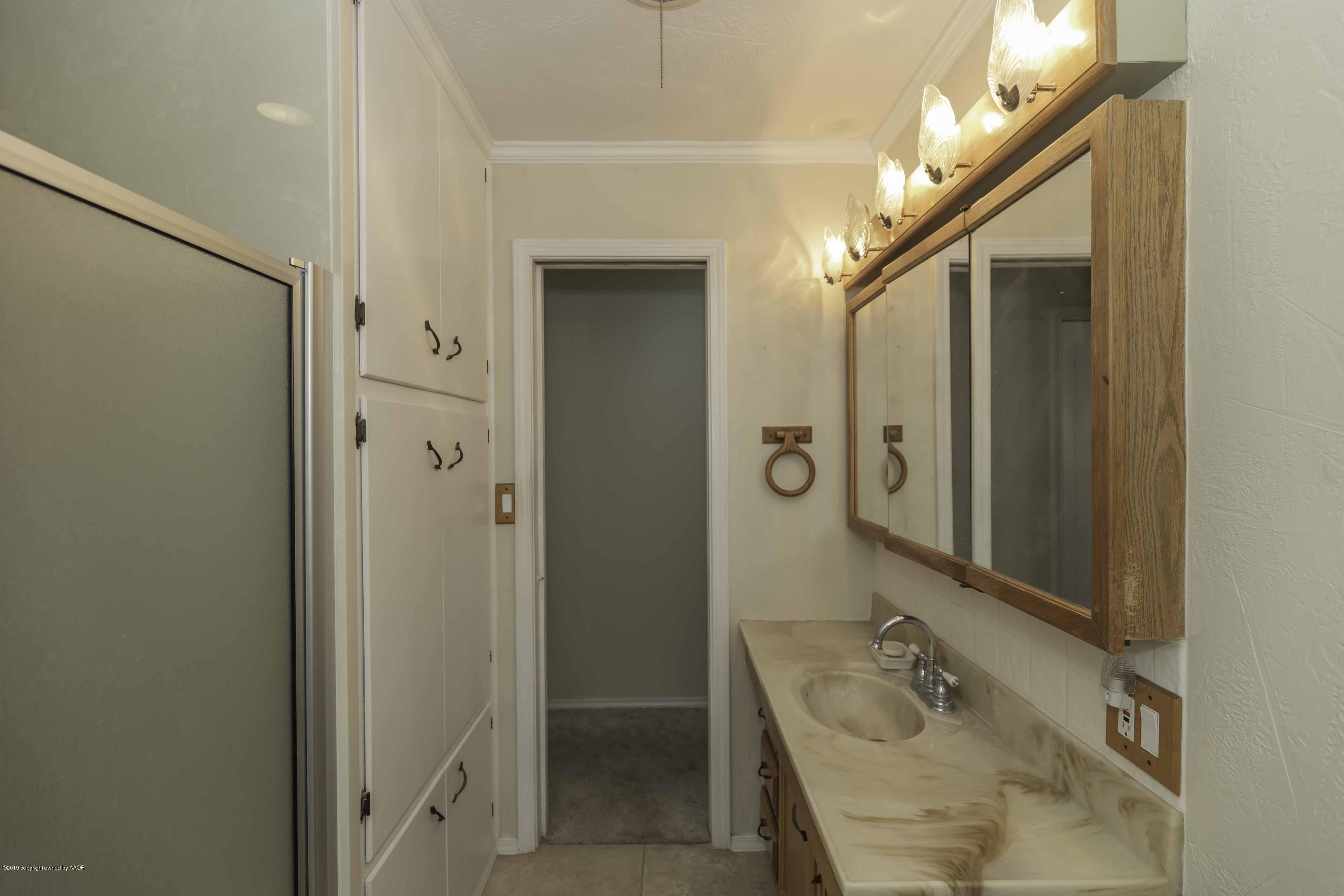 5021 Crockett Street Amarillo, TX 79110 - Photo 25 of 32 BATHROOM 1 VIEW 2