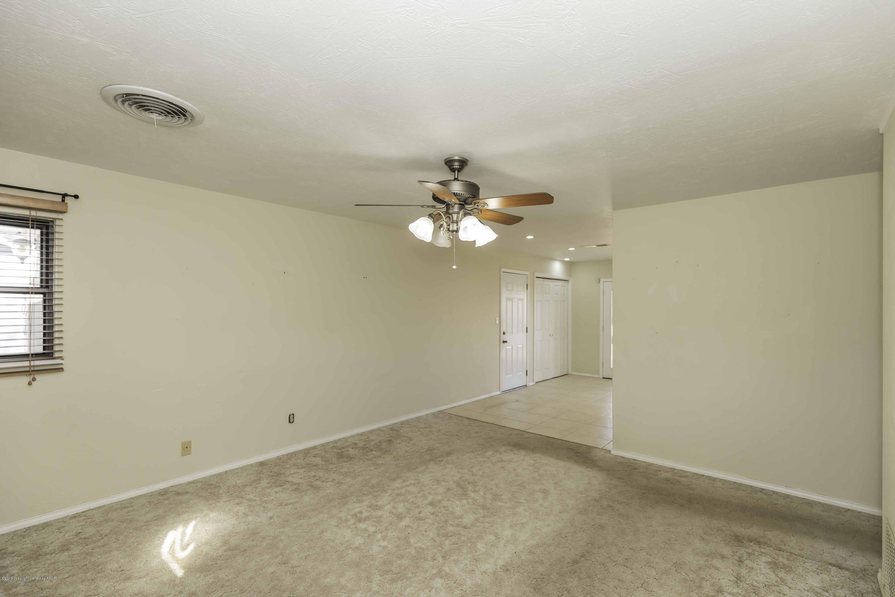 5021 Crockett Street Amarillo, TX 79110 - Photo 5 of 32 LIVING ROOM VIEW 2