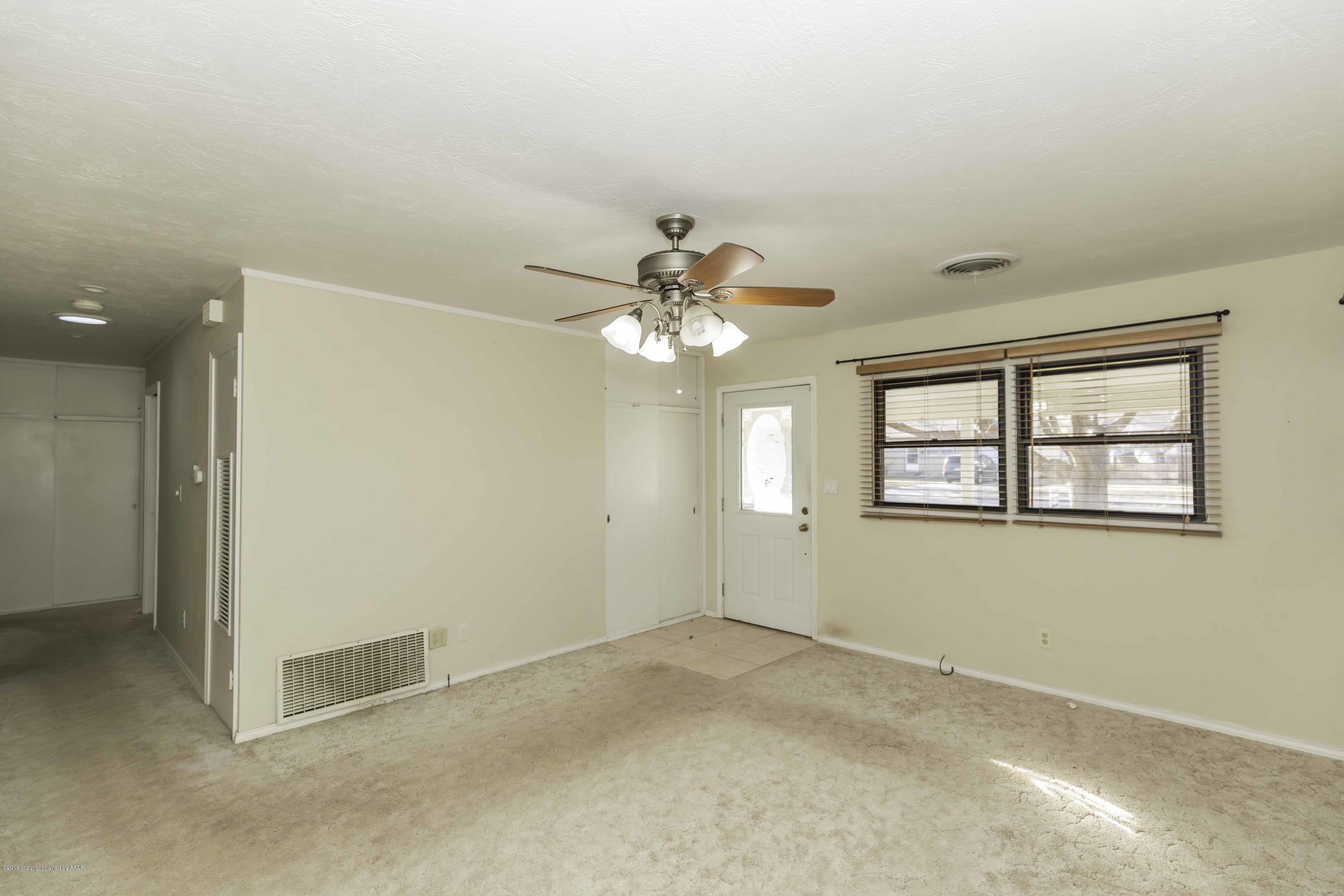 5021 Crockett Street Amarillo, TX 79110 - Photo 7 of 32 LIVING ROOM VIEW 4