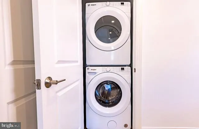 a close up view of a washer and dryer