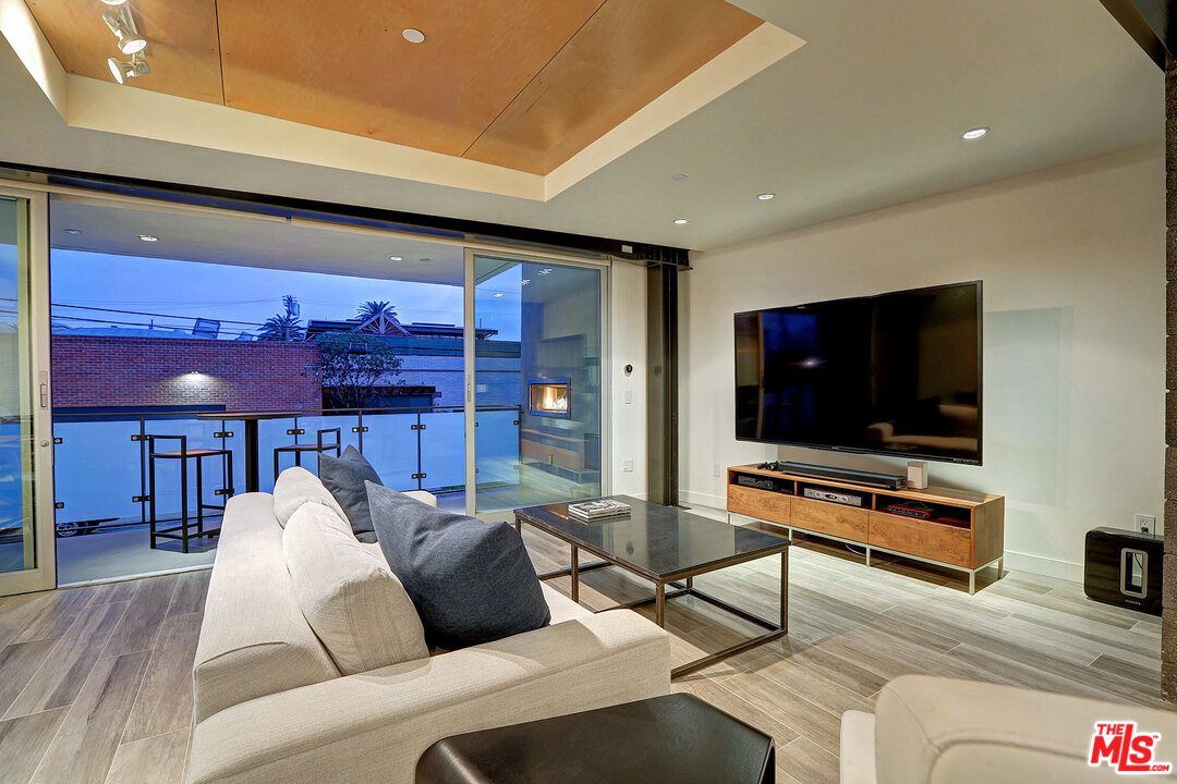 351 Sunset Avenue, Unit 4 Venice, CA 90291 - Photo 4 of 15