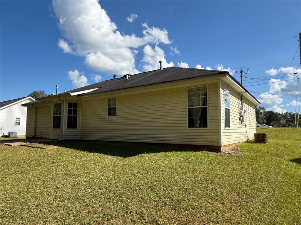 32 Chelsea Lane Grantville, GA 30220 - Photo 14 of 16 a front view of a house with garden