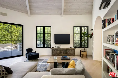 $6,299,000 | 7651 Willow Glen Road, Los Angeles, CA 90046