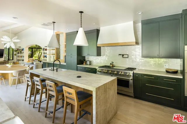 $6,299,000 | 7651 Willow Glen Road, Los Angeles, CA 90046