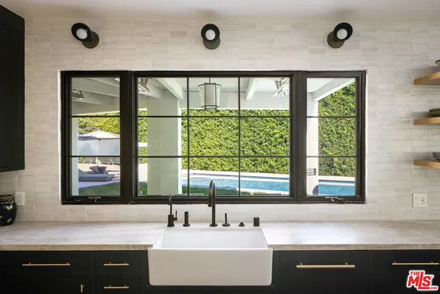 $6,299,000 | 7651 Willow Glen Road, Los Angeles, CA 90046