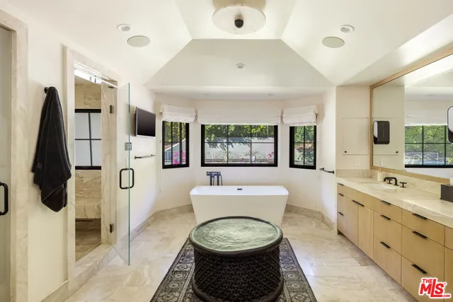 $6,299,000 | 7651 Willow Glen Road, Los Angeles, CA 90046